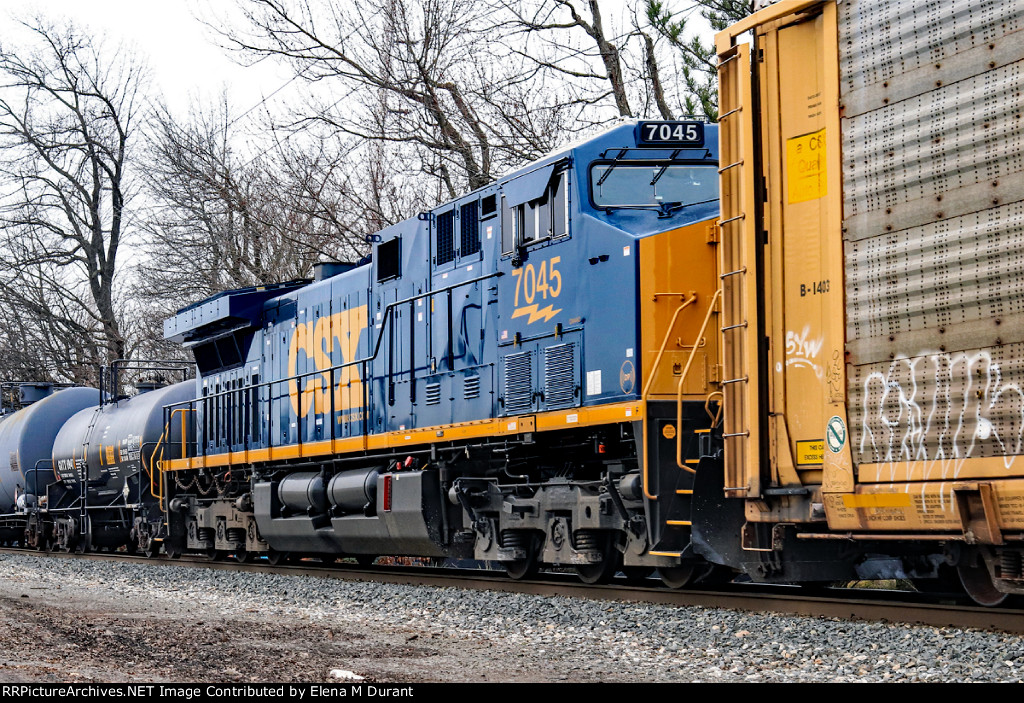 CSX 7045 on M-403